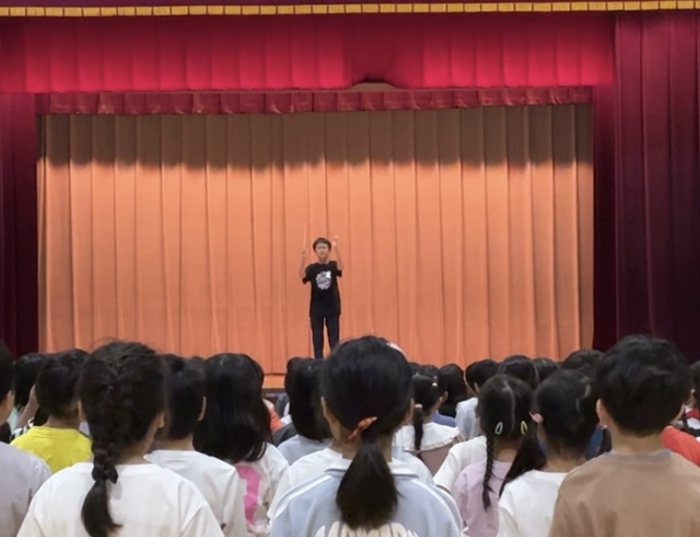 校歌の指揮をしている様子